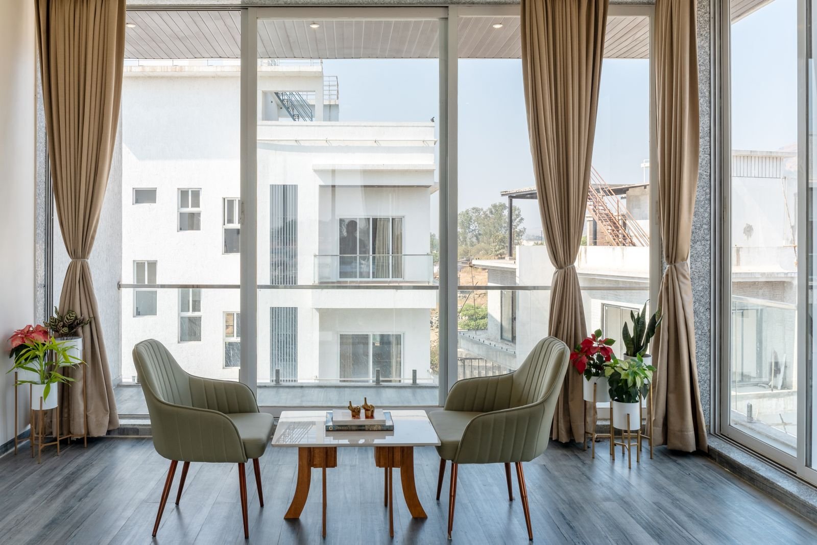 Salón moderno bañado por luz solar directa
