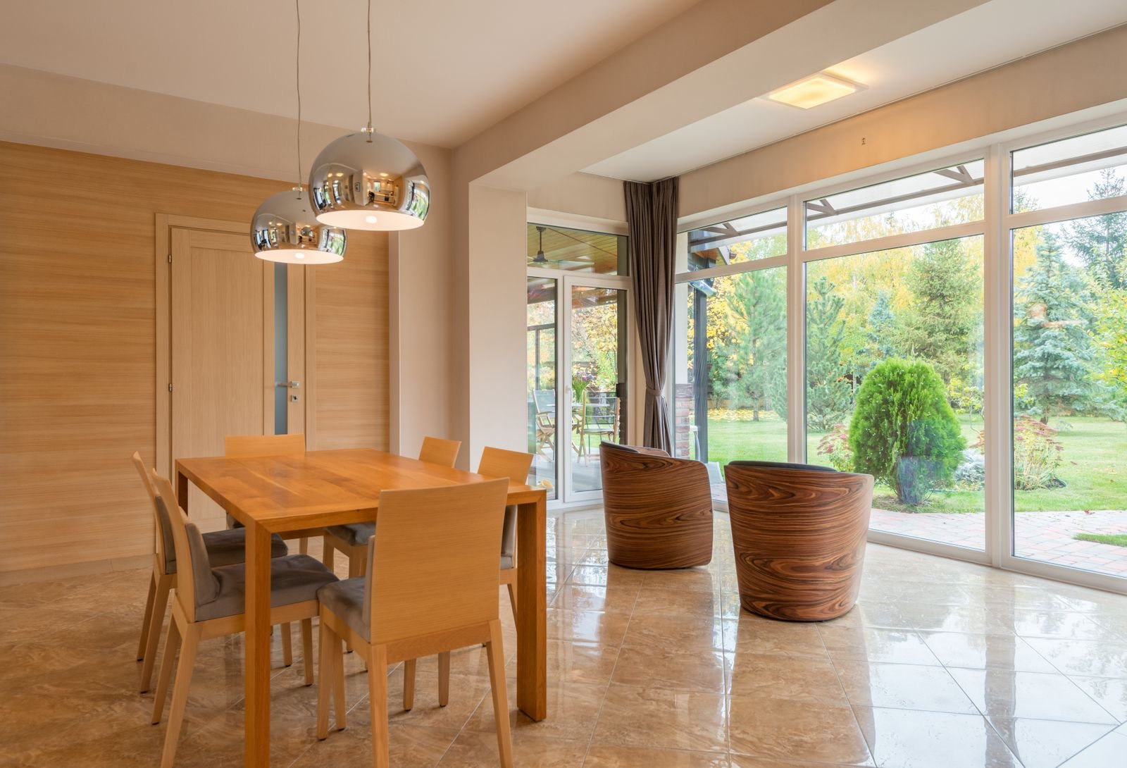 Interior diáfano con carpintería de aluminio blanco
